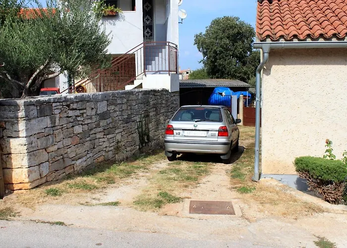 Vakantiehuis House With A Parking Space Tar, Porec - 7025 *